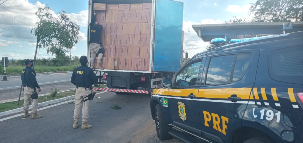 No Sertão: PRF apreende carga de cigarros contrabandeados avaliada em 2 milhões de reais