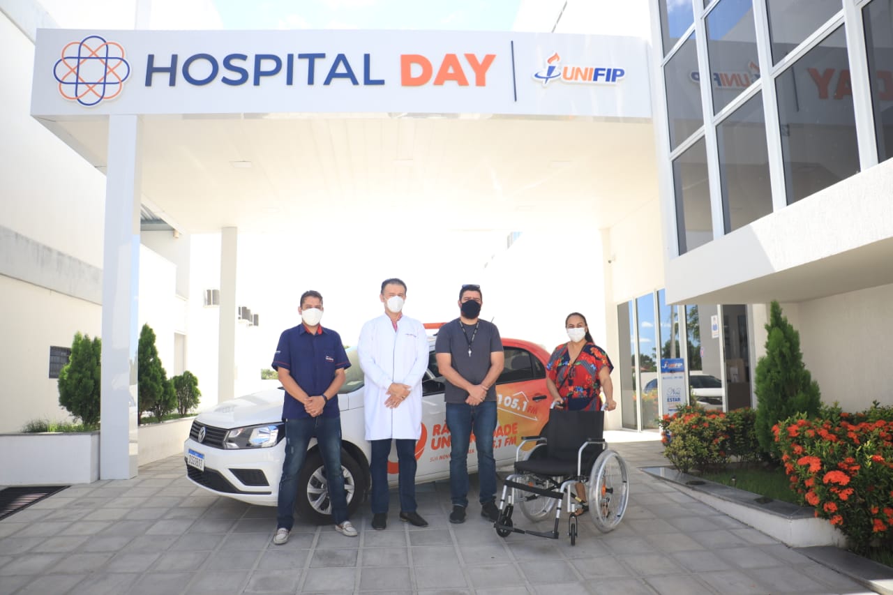 Rádio Universidade, Hospital Day e grupo Saudental entregam mais uma cadeira de rodas em Patos