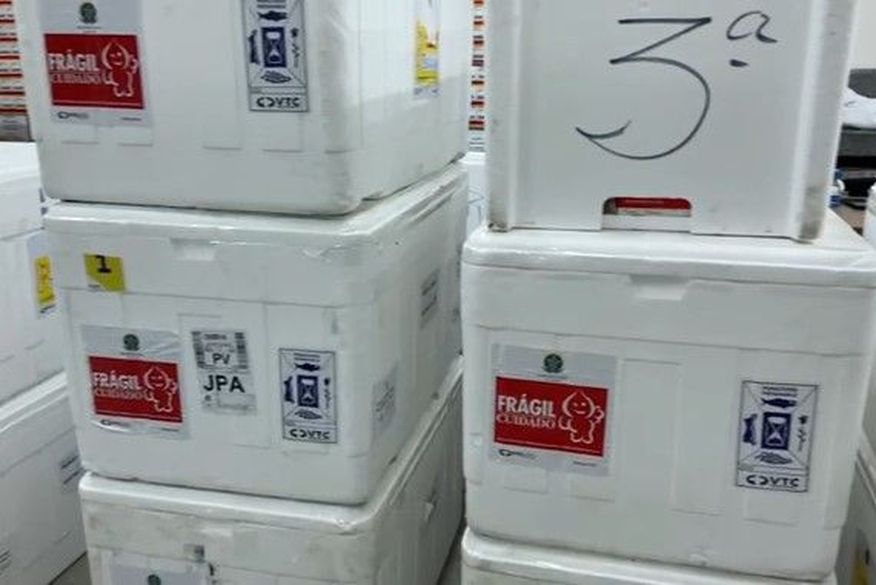 Paraíba inicia distribuição para os municípios das 42.660 doses da Pfizer e Astrazeneca