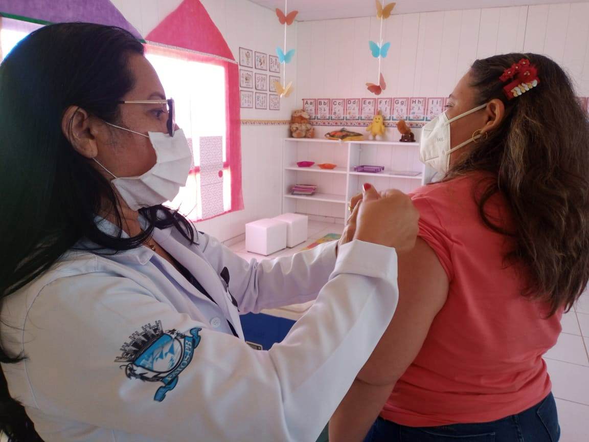 Trabalhadores da Educação de creches e pré-escolas começam a ser imunizados na cidade de Patos