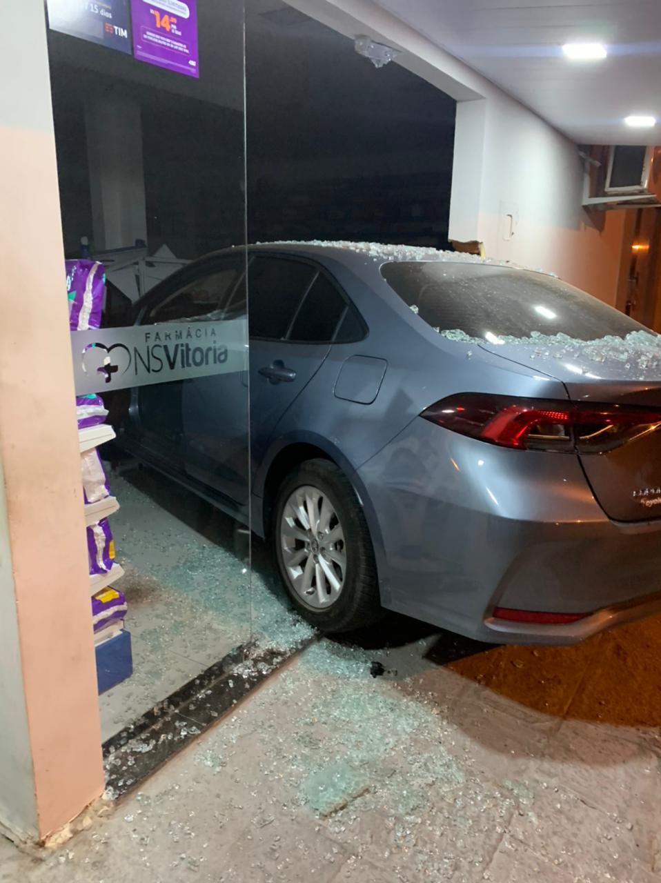 Patosonline detalha acidente envolvendo veículo que entrou dentro de farmácia em Patos