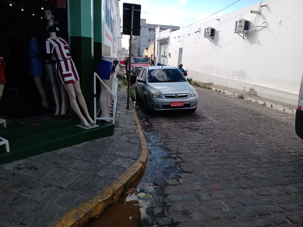 Comerciantes reclamam de cano estourado no centro de Patos