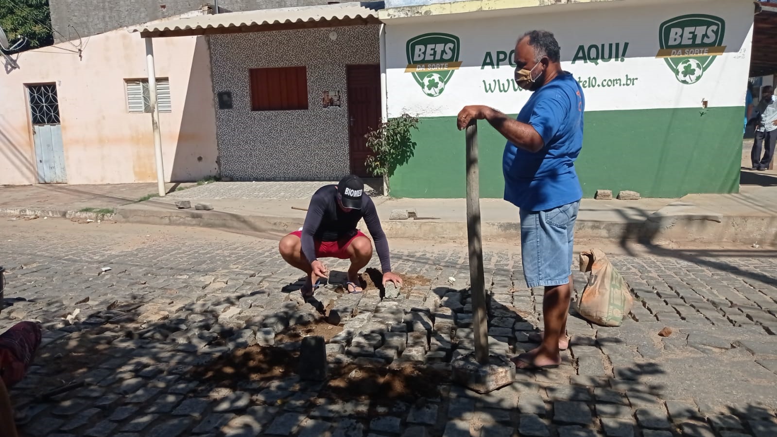 Moradores se unem para consertar buraco que estava causando problemas há 4 anos em Patos