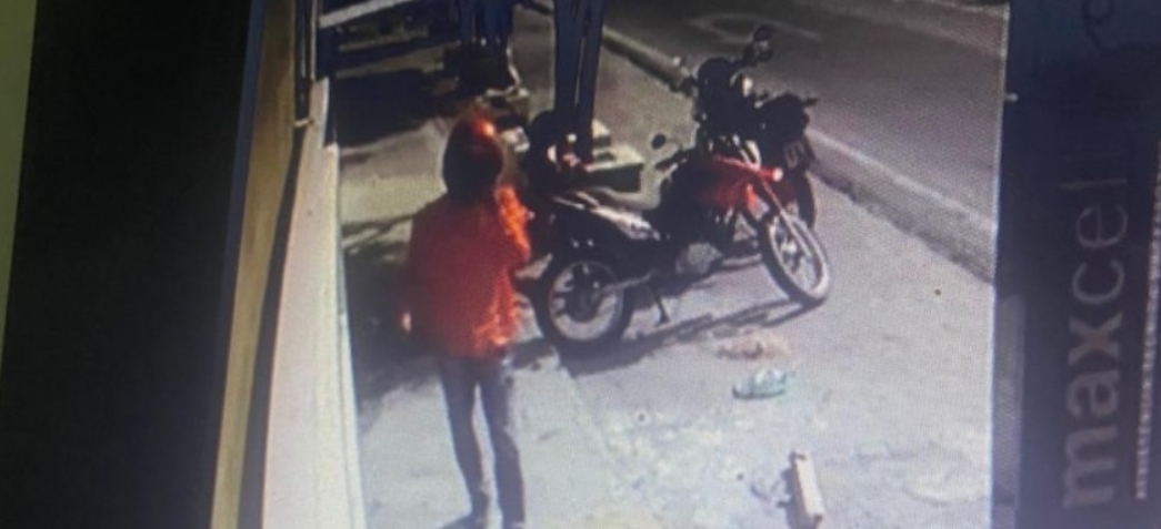 Dupla invade loja de celular e pratica roubo em Patos; câmeras flagram tudo