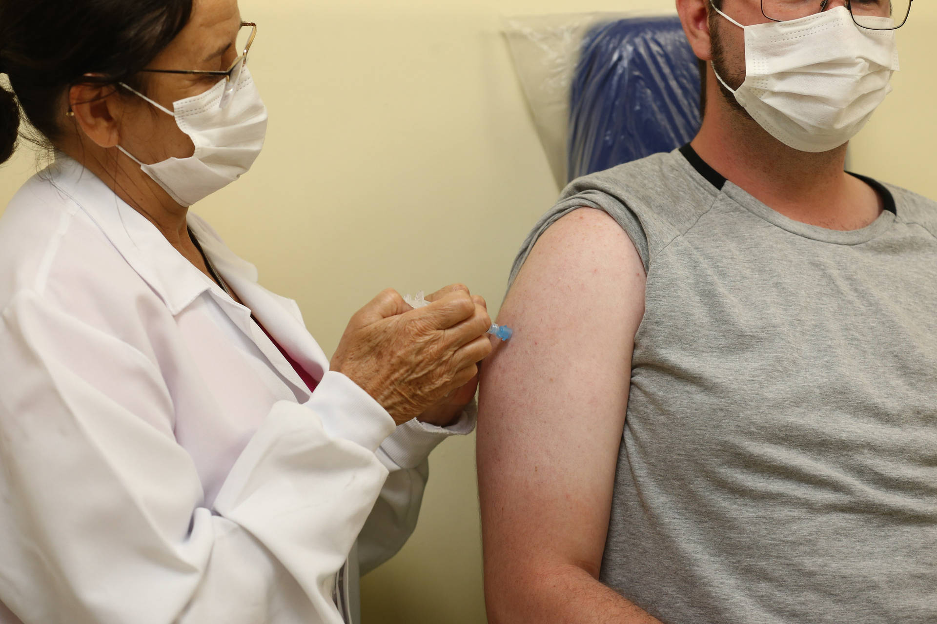 Representante da Secretaria de Saúde de Patos explica processo de imunização dos profissionais do ensino superior. Ouça