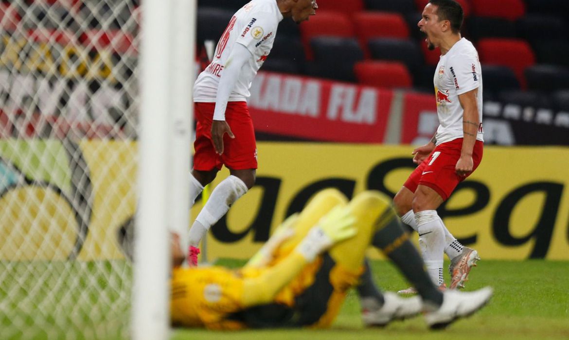Bragantino supera Flamengo no Maracanã e dorme na ponta do Brasileiro