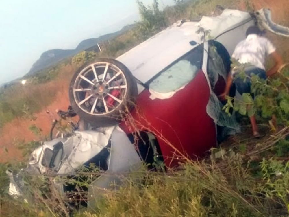 Carro capota entre Pombal e Aparecida no sertão e deixa casal ferido