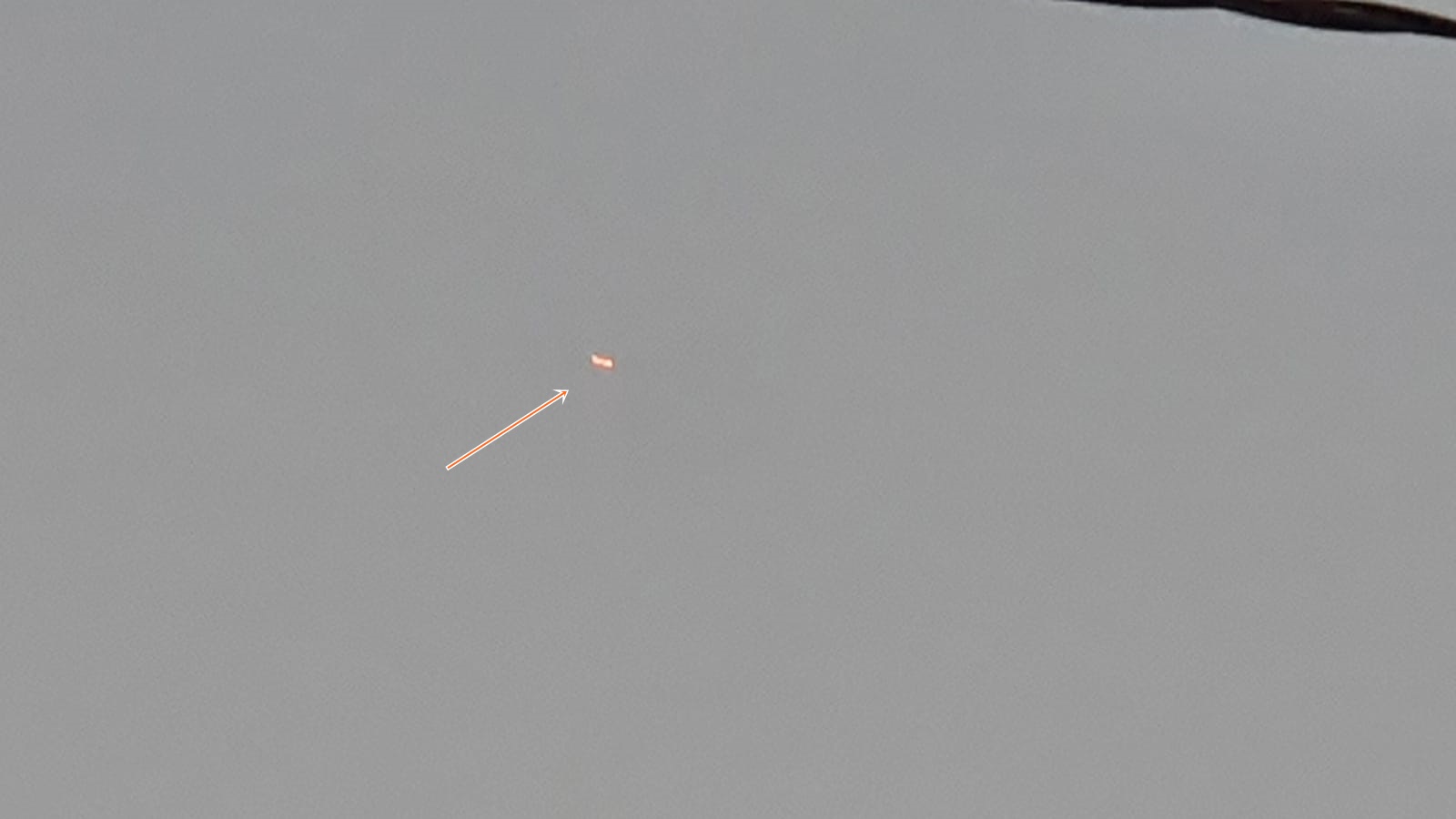 Mais um objeto luminoso estranho é filmado no céu de Patos. Fato aconteceu na tarde desta terça-feira (22). Veja o vídeo