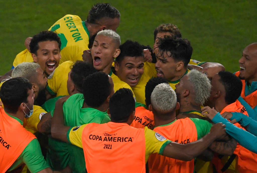 Brasil vira em cima da Colômbia no último lance e segue 100% na Copa América