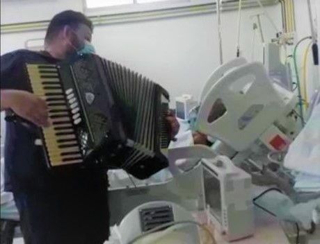 Música leva esperança aos pacientes internados no Complexo Hospitalar de Patos; veja vídeo