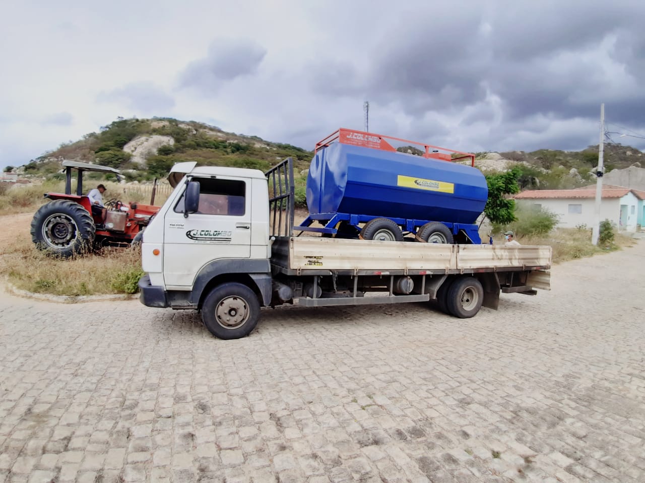 Prefeitura de Mãe d’Água recebe carreta tanque pipa adquirida em parceria com o Governo Federal