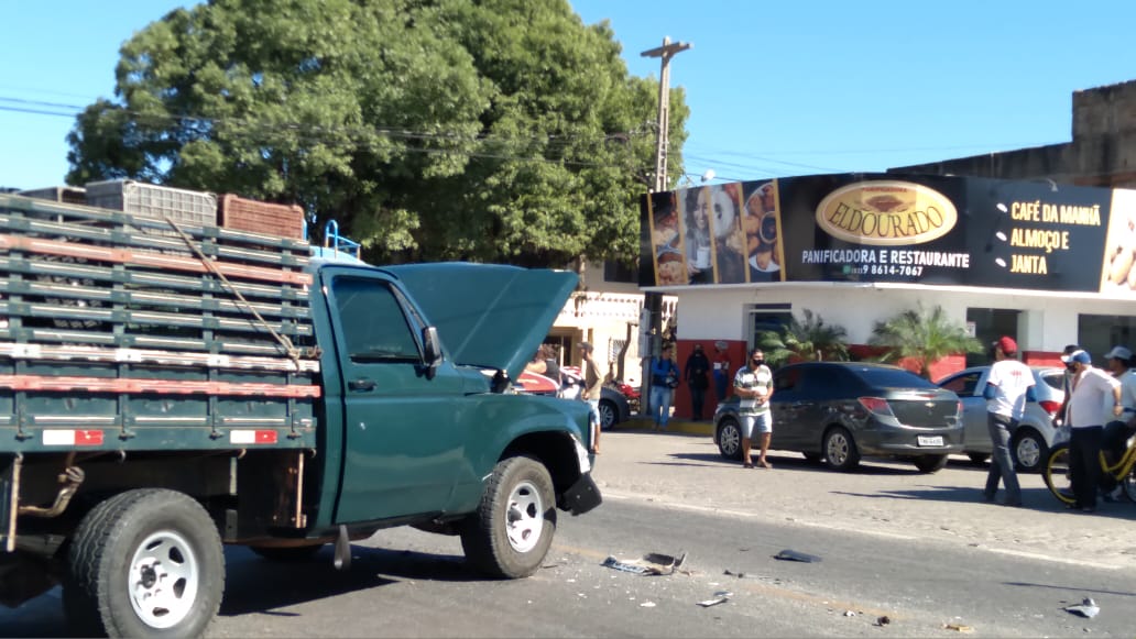 Caminhão teria ultrapassado sinal vermelho e causado acidente em Patos, na manhã desta sexta (25)
