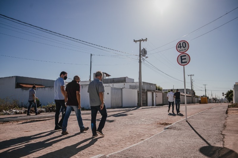 Prefeito de Patos acompanha deputado Hugo Motta em visita a Conjunto Habitacional e outras obras em andamento