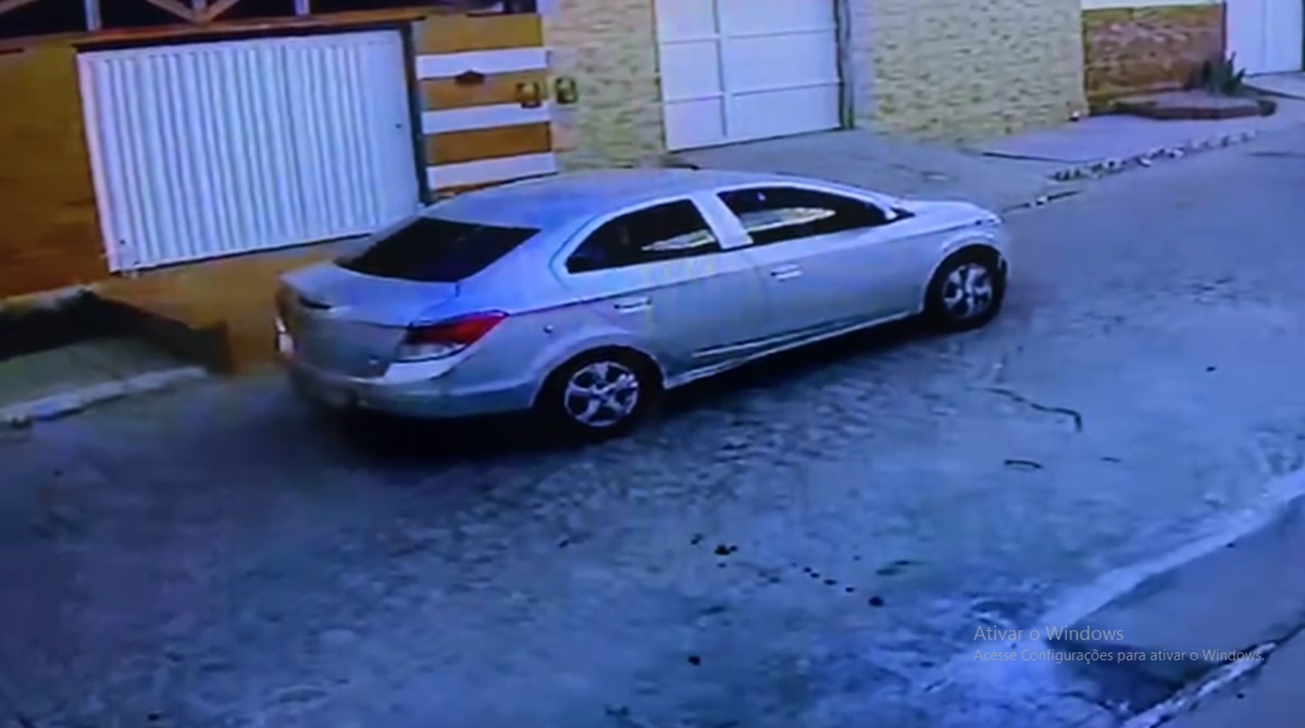 Polícia divulga que veículo, modelo Prisma, deu cobertura a tentativa de assassinato na tarde desta sexta (25) em Patos. Veja as imagens