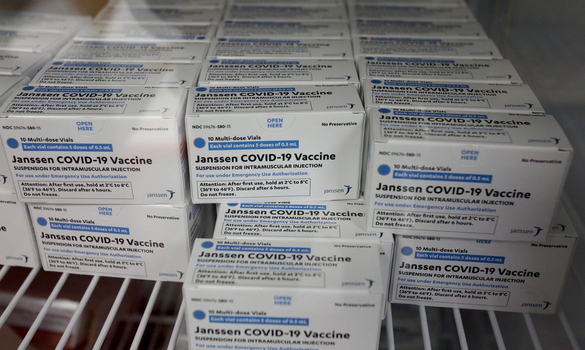 Mais 942 mil doses da vacina da Janssen chegam ao Brasil neste sábado (26)