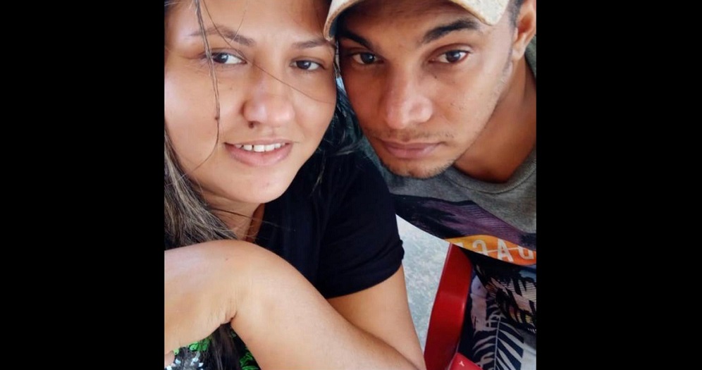 Casal de namorados morre após violenta colisão entre carro e moto na noite deste sábado (26) no Sertão