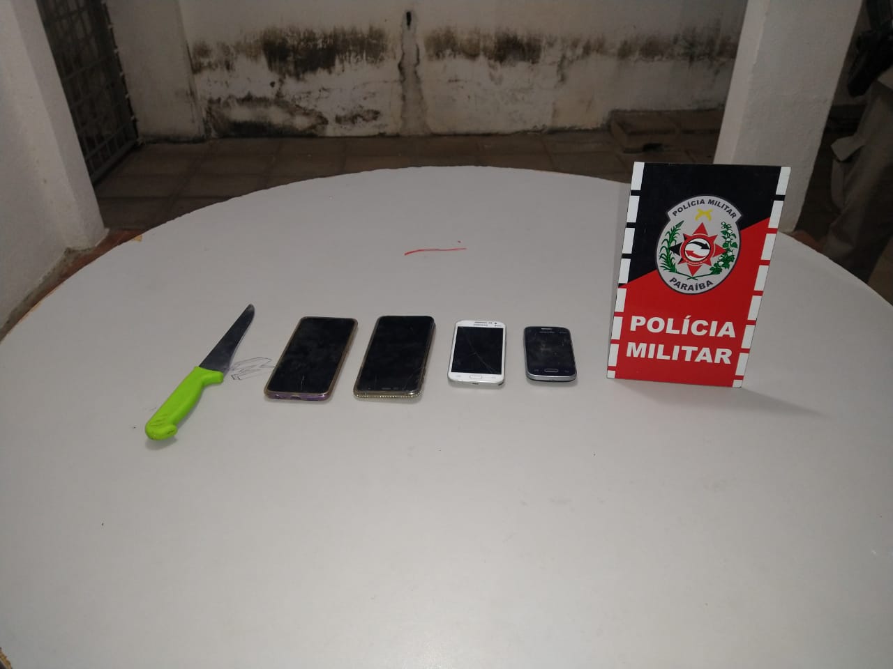 Polícia Militar age rápido e consegue deter dois suspeitos de roubo e recupera três celulares e apreende uma faca peixeira em Várzea