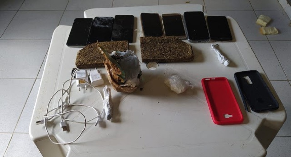 Guardas interceptam drogas e celulares arremessados para dentro de presídio sertanejo