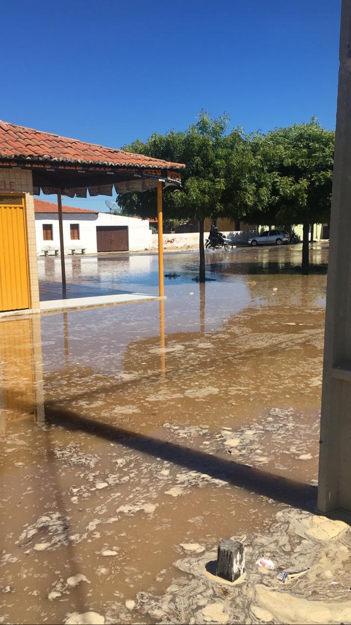 Grande vazamento na adutora Coremas-Sabuji chama a atenção dos moradores de Santa Gertrudes
