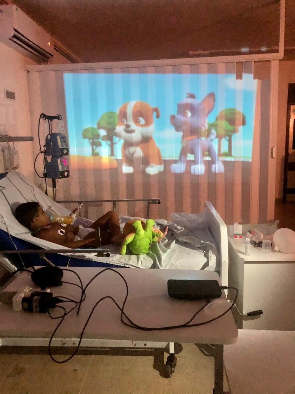 Hospital Infantil Noaldo Leite de Patos promove sessão de cinema para pacientes internados na UTI; veja