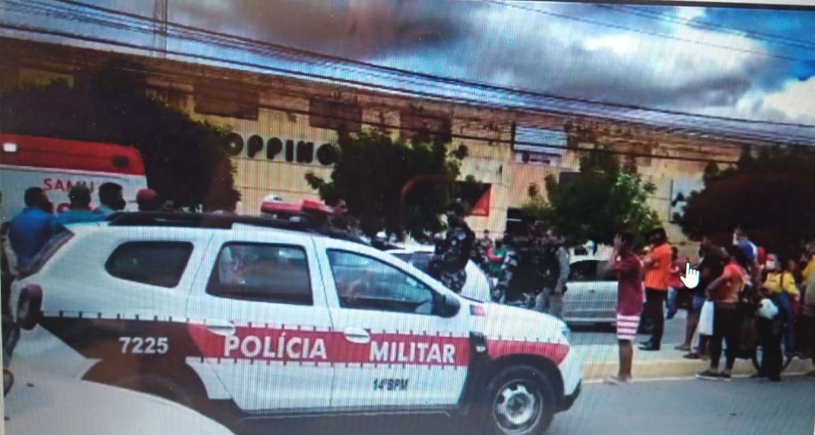 Casal é alvejado a tiros dentro de automóvel na manhã desta quinta (01) no Sertão