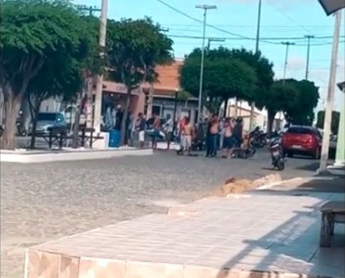 Bandidos fortemente armados fazem moradores de reféns após praticar assaltos em cidade da Paraíba