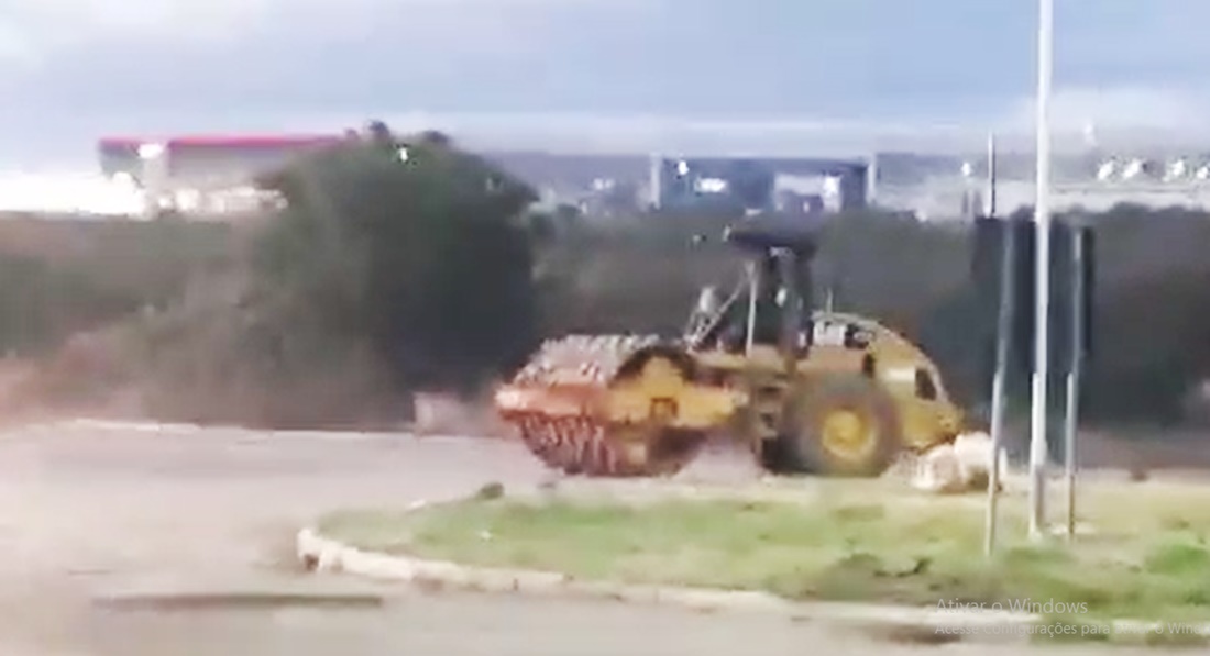 Em Patos: Vídeo mostra trator de compactar solo transitando no asfalto da Alça Sudeste. Populares se revoltam. Veja