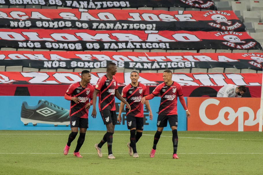 BRASILEIRÃO: Athletico é líder; Santos e Corinthians tropeçam