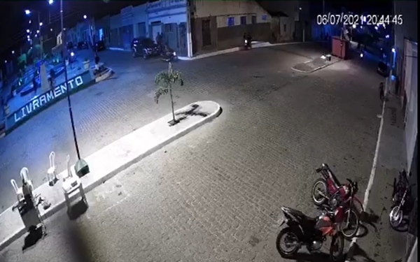 Homens armados tomam moto de mulher na noite desta terça (6) na rua da baixa, em Patos