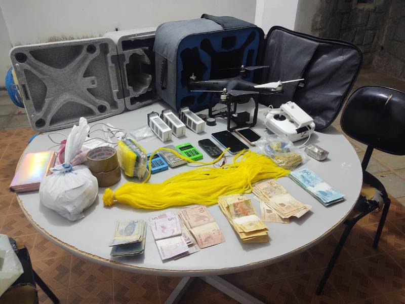 Mulher ajuda bandidos a tentar arremessar droga e celulares para dentro do Presídio de Patos com Drone, em Patos, e acaba presa juntamente com um dos comparsas