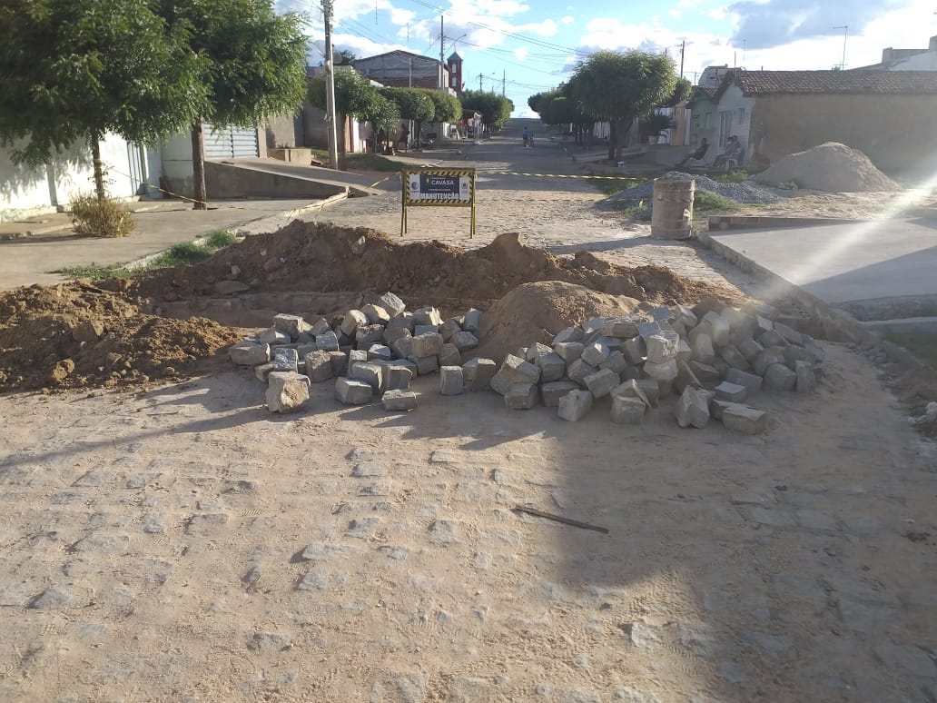Morador reclama que rua está interditada há três dias pela Cagepa, no Monte Castelo, e pede providência