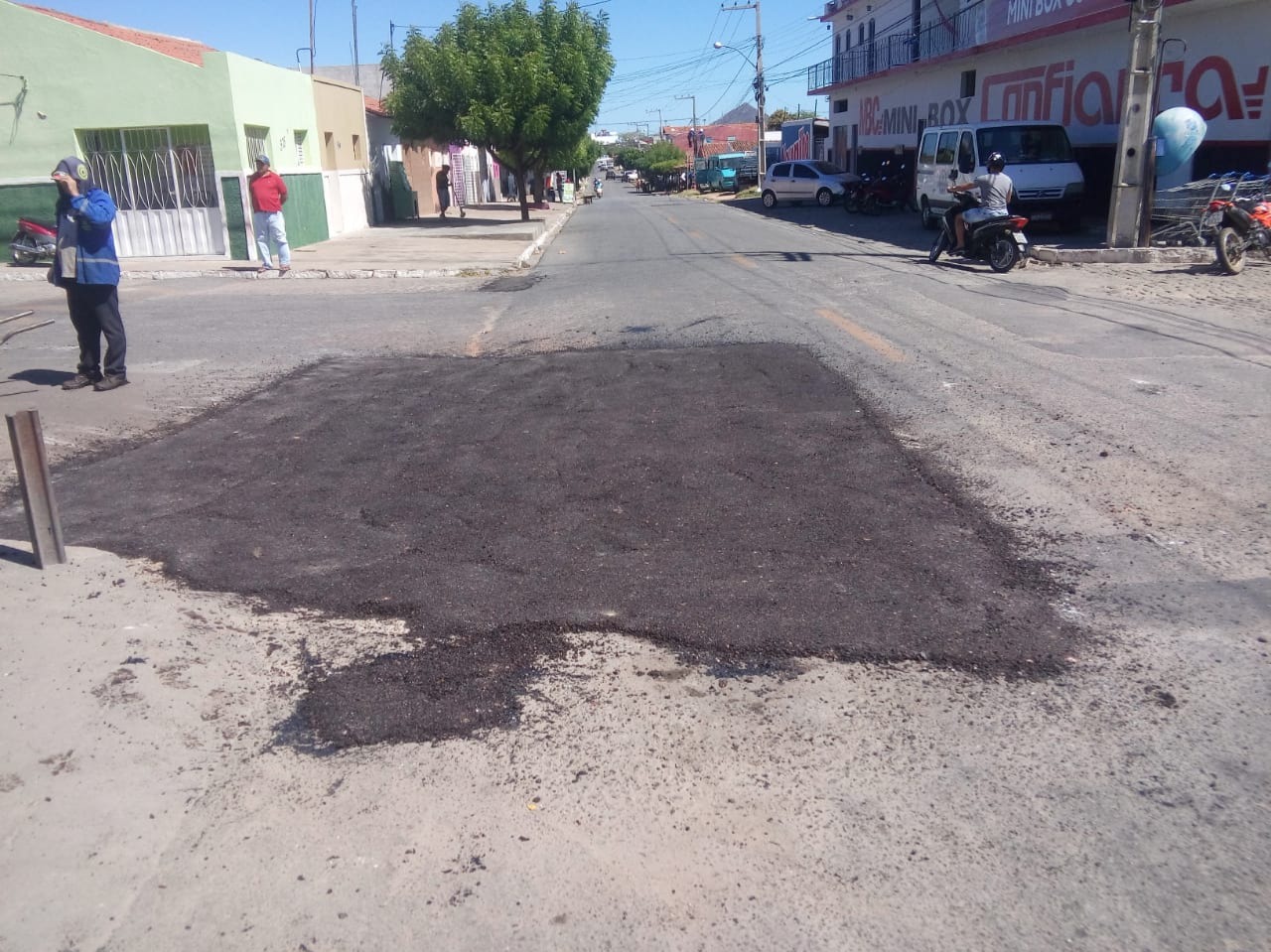 Vereador diz que empresa que realiza serviço de tapa buraco está acabando com a reputação do prefeito Nabor. Ouça