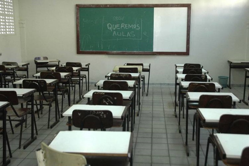 Pais e alunos reclamam que Escola Estadual Trajano Pires da Nóbrega, em Condado, está sem professor de Língua Portuguesa