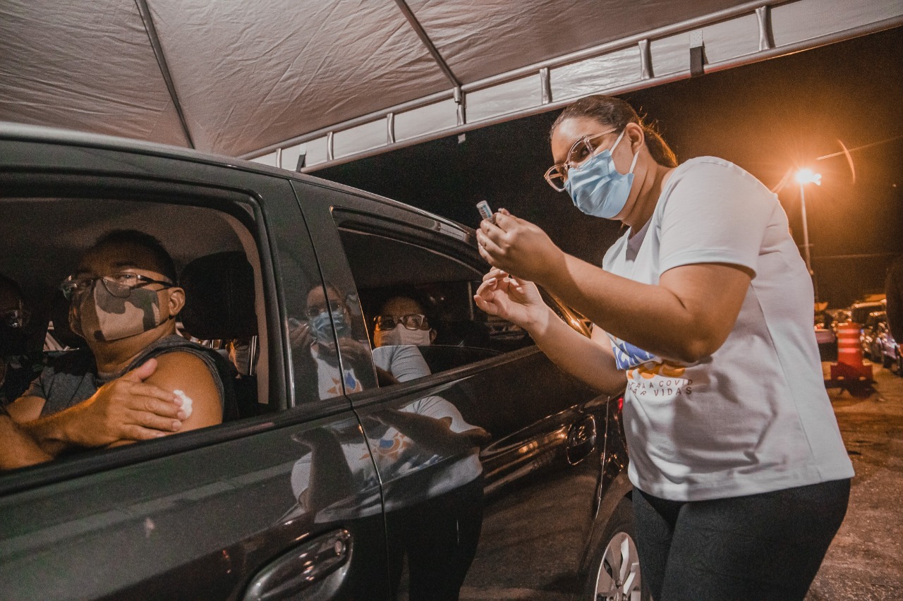 Drive-thru: Patos amplia vacinação contra Covid para pessoas de 42 anos ou mais neste sábado (10)