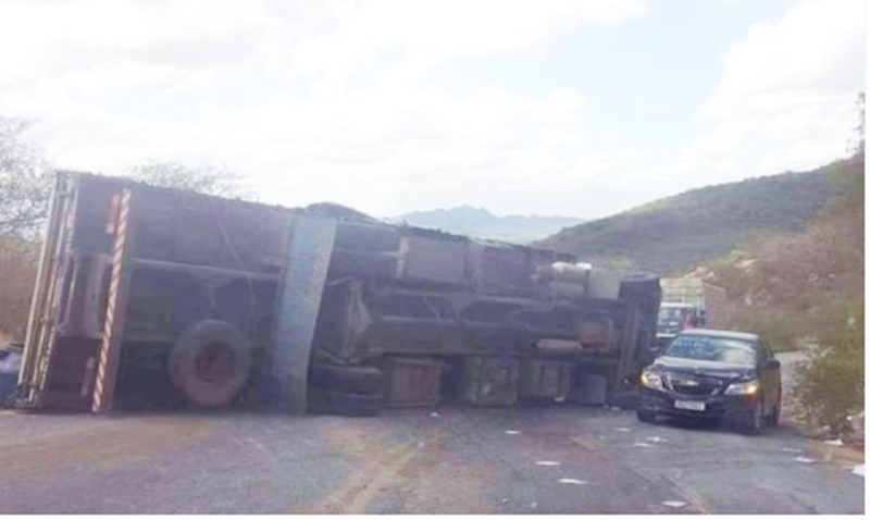 Caminhão tomba na Serra de Teixeira no início da tarde desta sexta-feira (09)