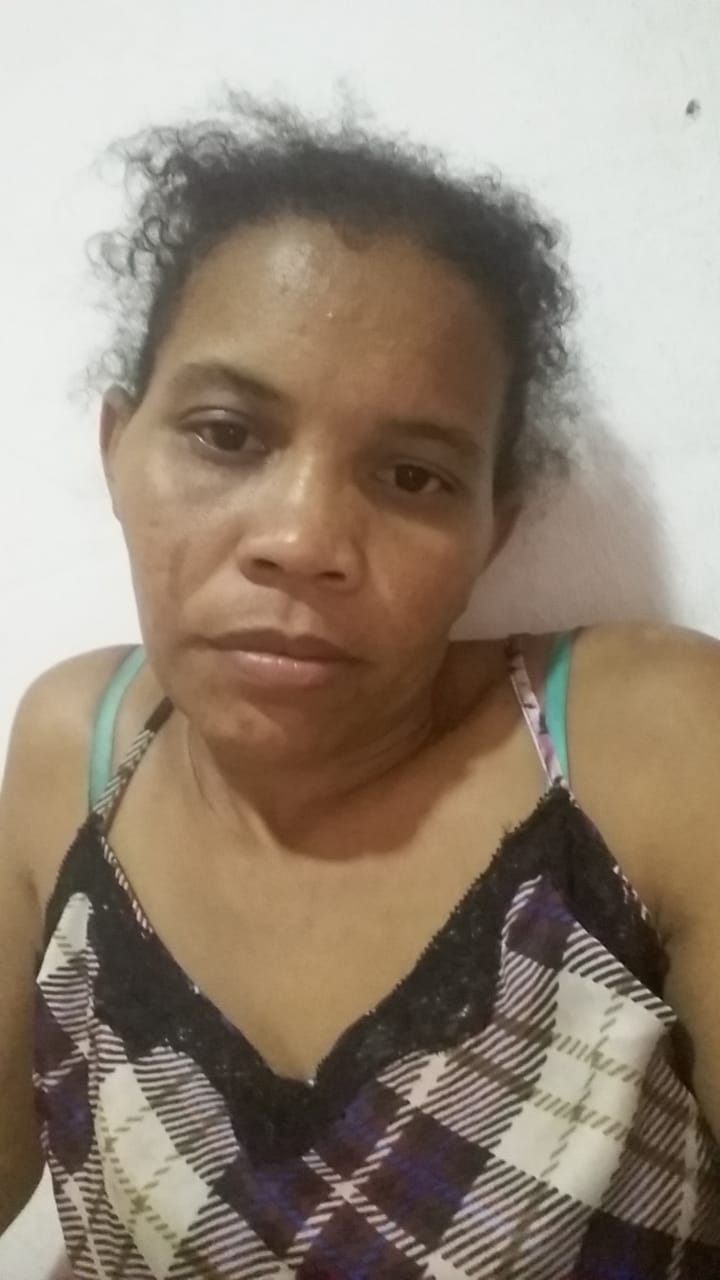 Mulher passa necessidades e pede ajuda a população. Saiba como ajudar;