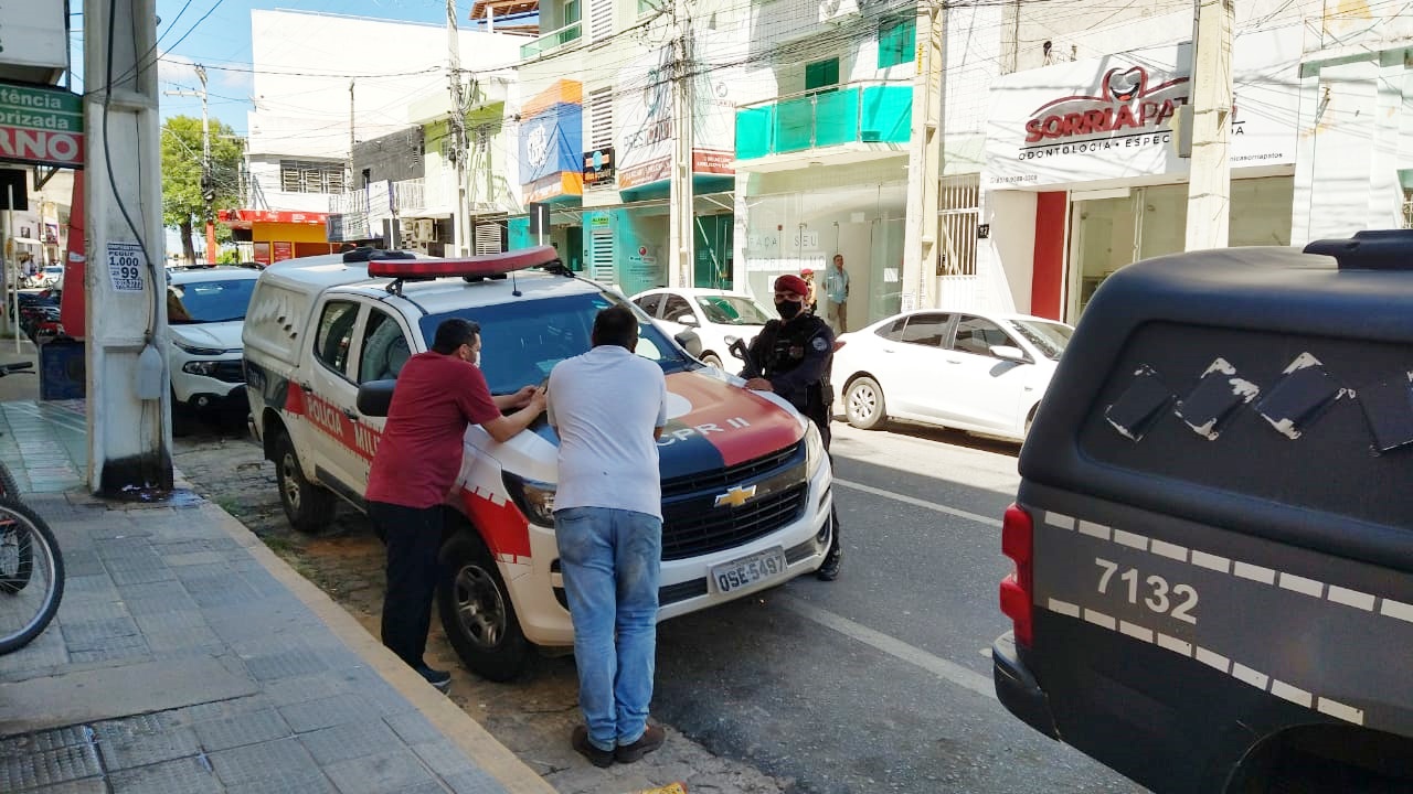 Ação policial é realizada no Centro de Patos na manhã deste sábado (10) e chama a atenção