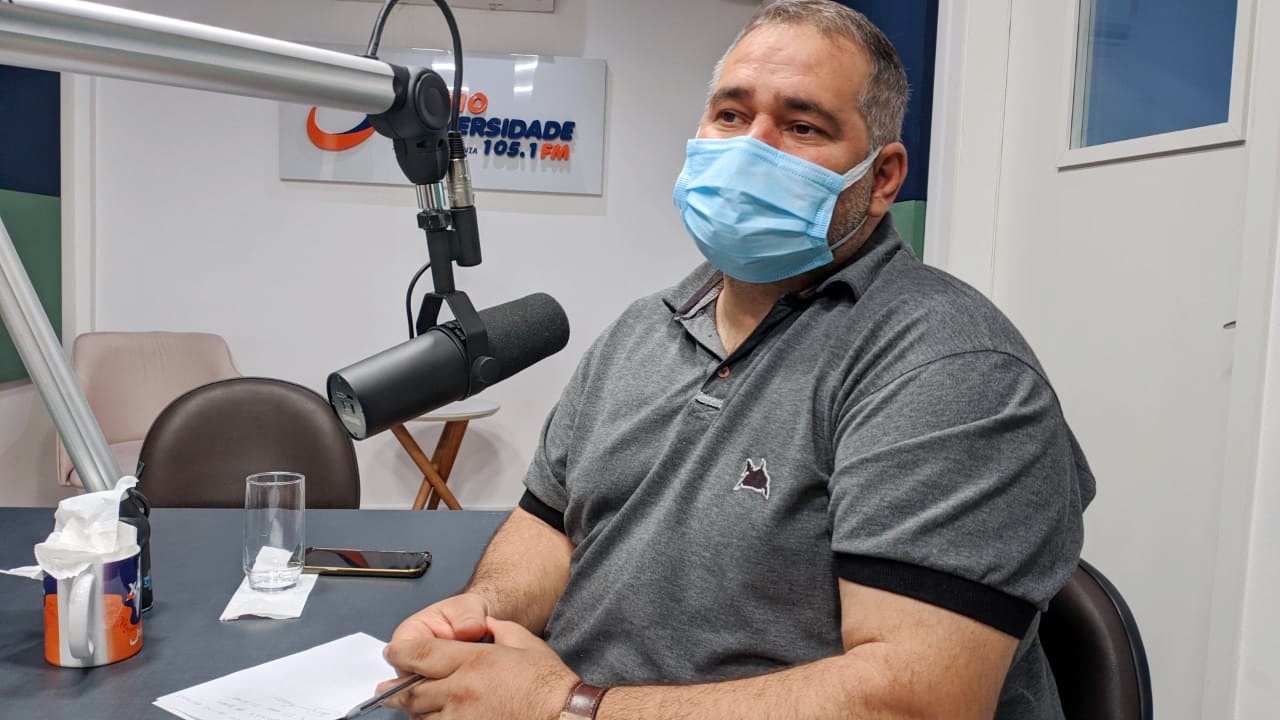 Drive-thru de vacinação contra Covid para pessoas de 42 anos ou mais acontece logo mais no Terreiro do Forró. Ouça