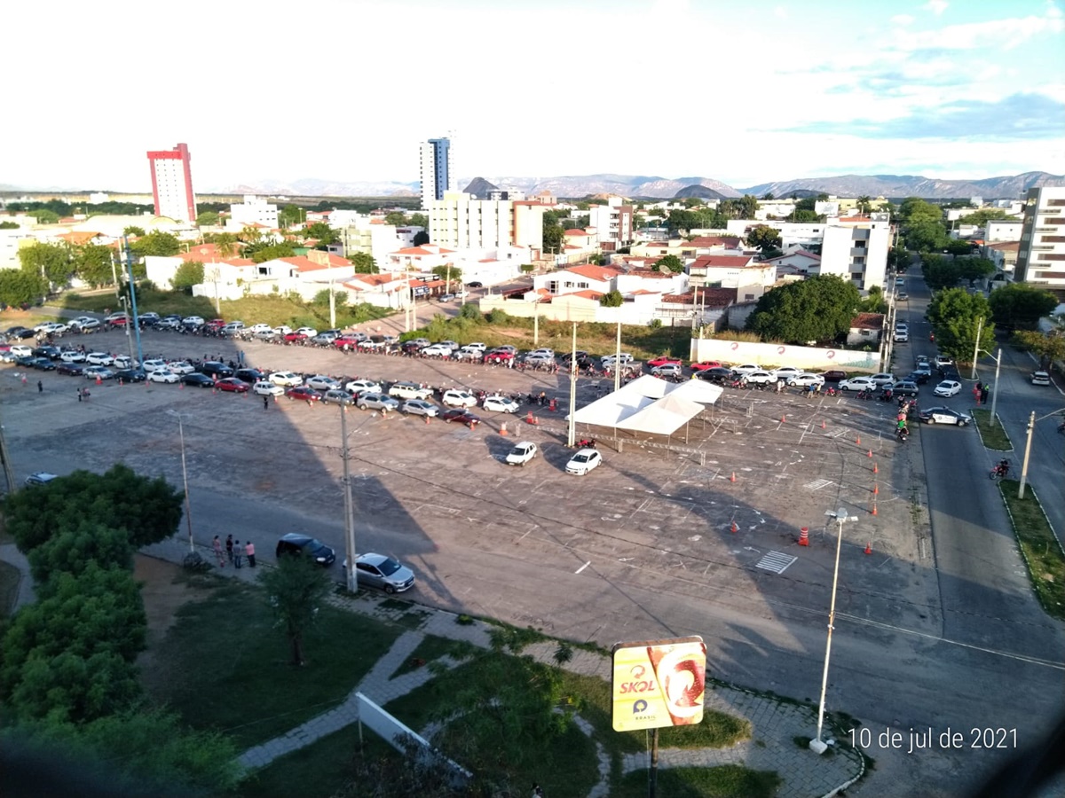A STTRANS e Guarda Municipal auxiliam na organização do do terceiro drive-thru de vacinação contra a Covid-19 em Patos
