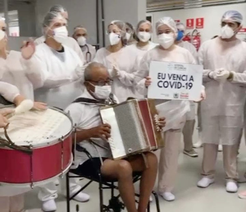 Ao som do forró, aposentado recuperado da Covid-19 sai do Hospital tocando sanfona