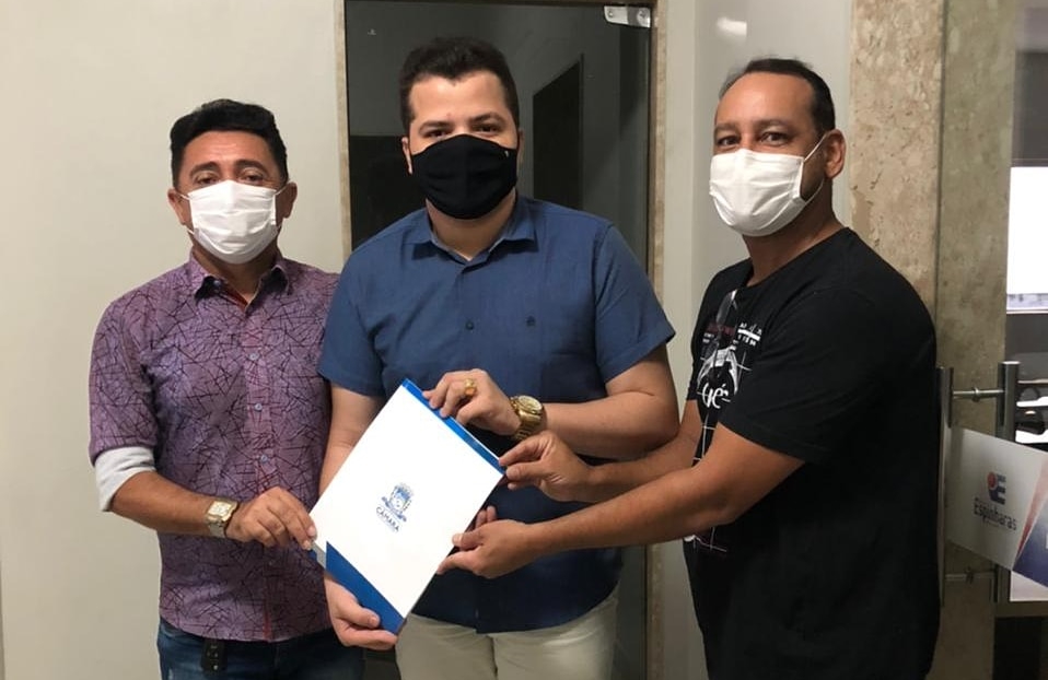 Vereador Italo Gomes fez entrega do Projeto de Lei que concede 