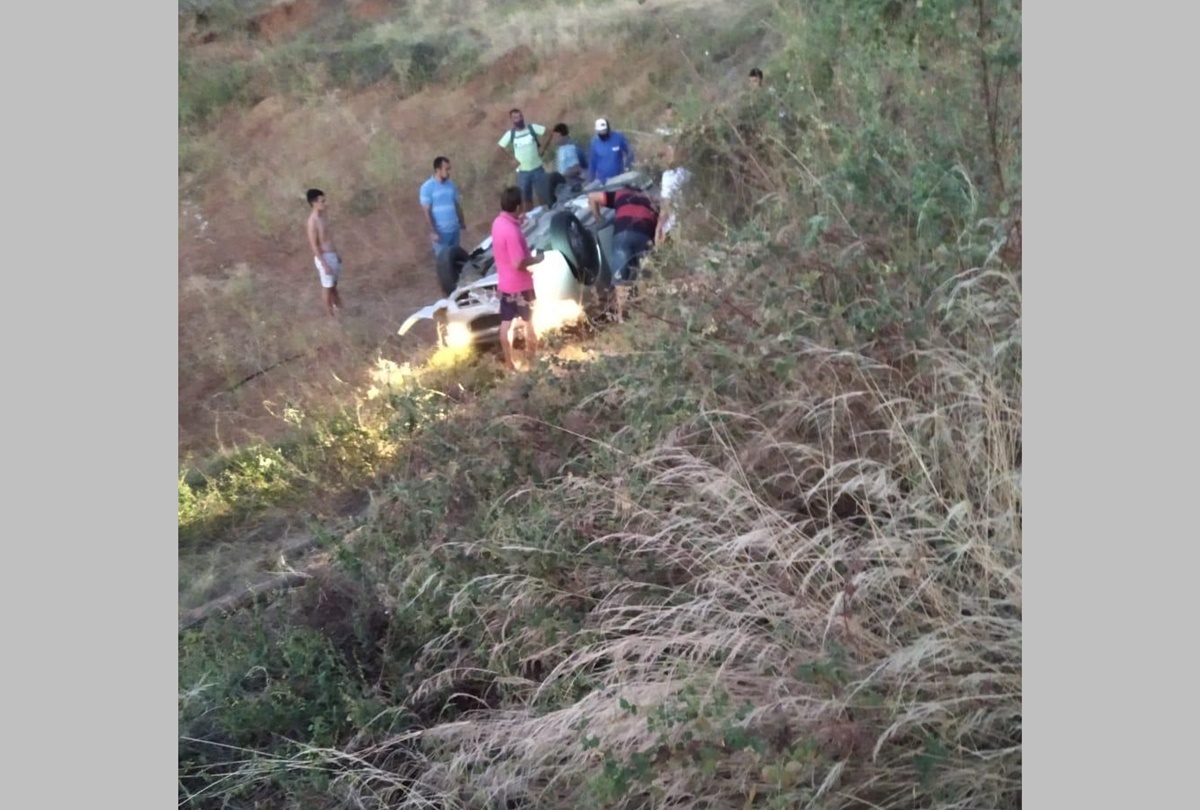 Veículo capota na tarde desta segunda-feira (12), entre Patos e São José do Bonfim