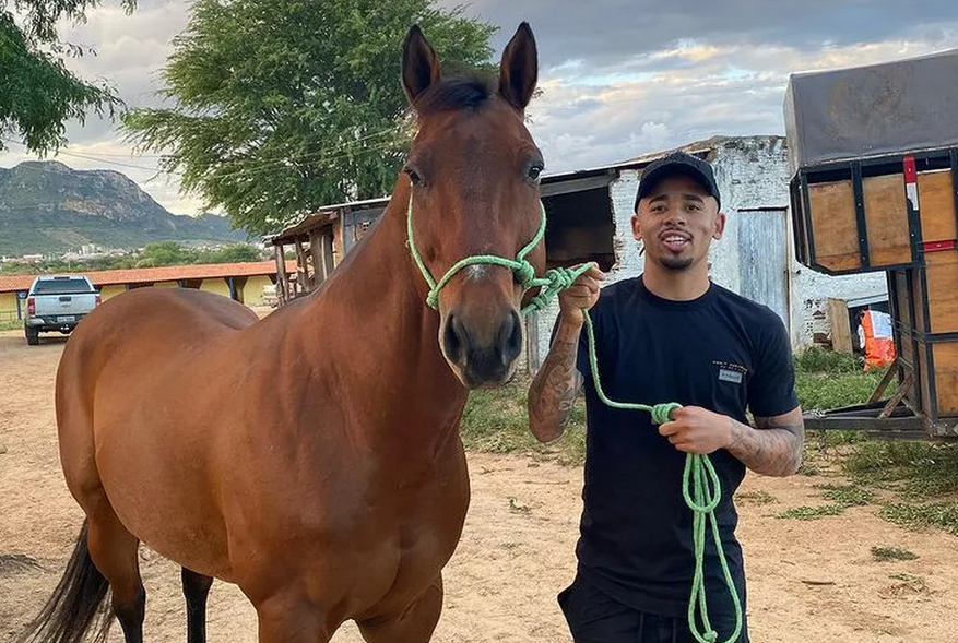 Gabriel Jesus visita o interior de Pernambuco em rolê aleatório