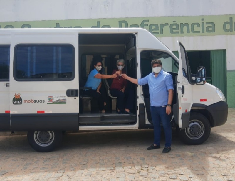 Com recursos de emenda parlamentar do deputado Hugo Motta prefeitura de São José do Bonfim entrega van para a assistência social