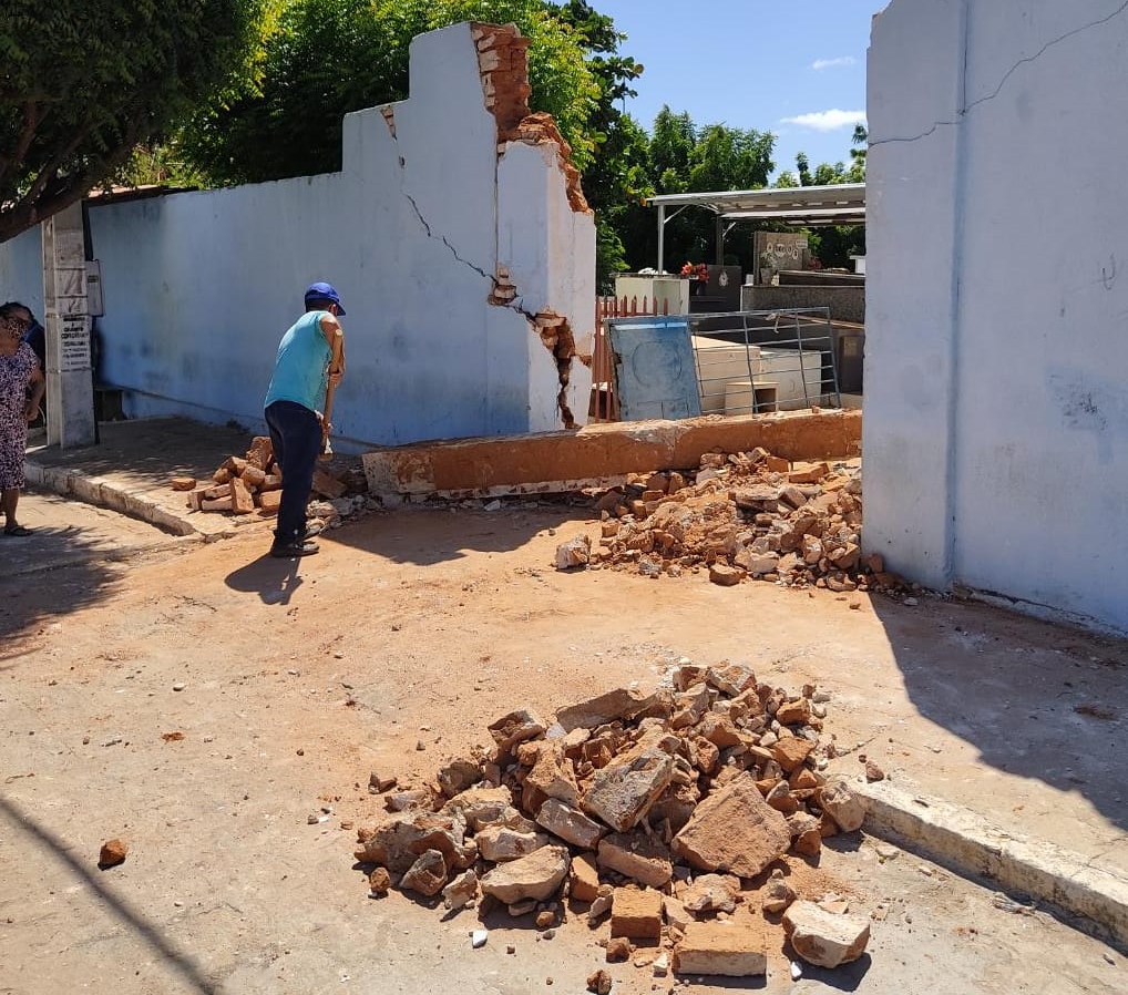 Caminhão destrói portal de entrada do Cemitério Santo Antônio, em Patos