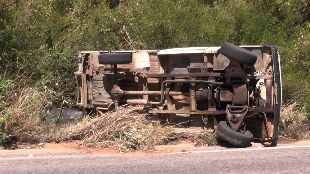 Caminhonete com carga de animais tomba no início da Serra do Teixeira nesta quarta-feira (14)