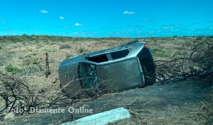 Motorista perde controle de carro e capota em rodovia, no Vale do Piancó
