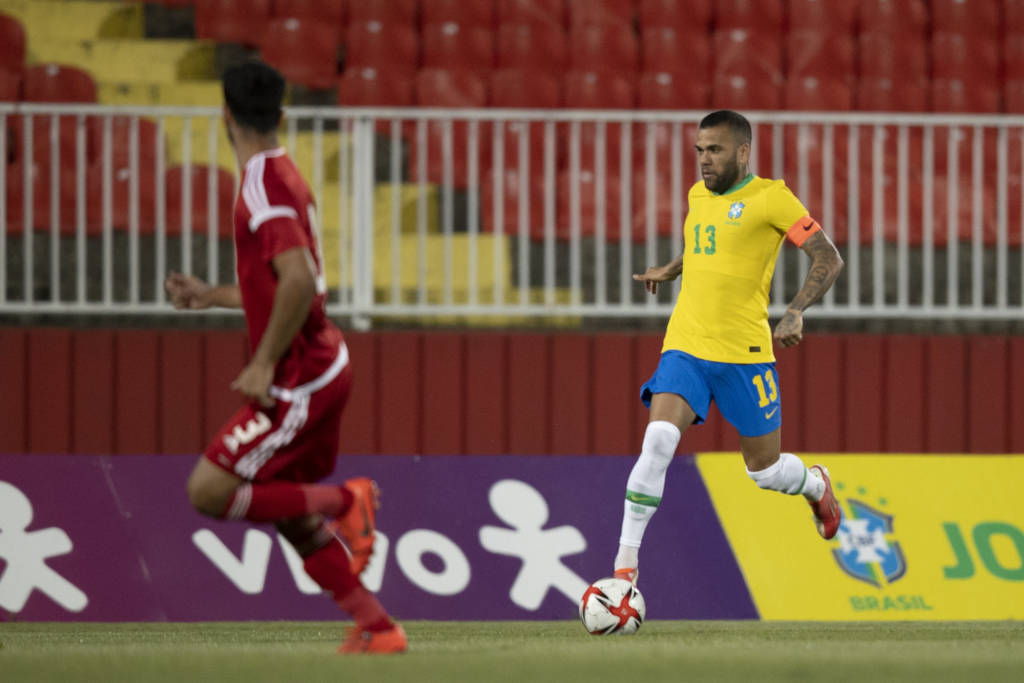 Com Daniel Alves titular, Brasil deslancha no fim e goleia frágil Emirados Árabes em amistoso