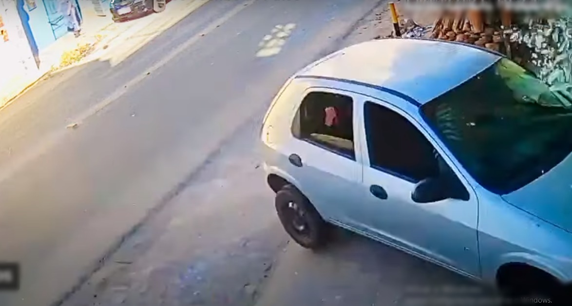 Carro desgovernado invade loja no centro de Patos na tarde deste sábado (17)