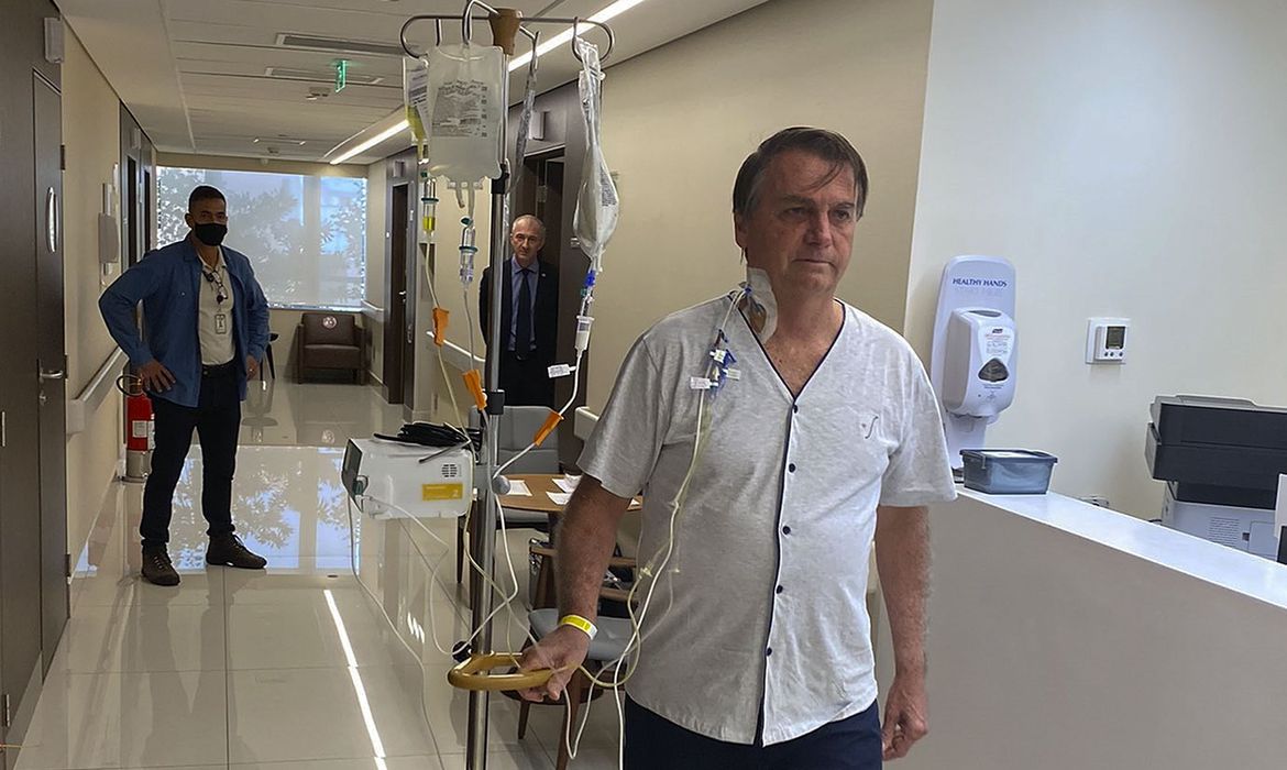 Presidente Bolsonaro deve receber alta neste domingo, afirma equipe médica